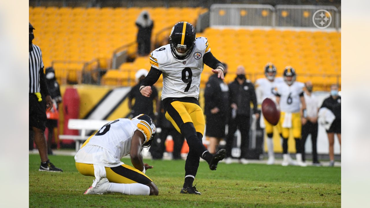 Pittsburgh Steelers linebacker T.J. Watt (90) tries to get around a block  by tackle Alejandro Villanueva (