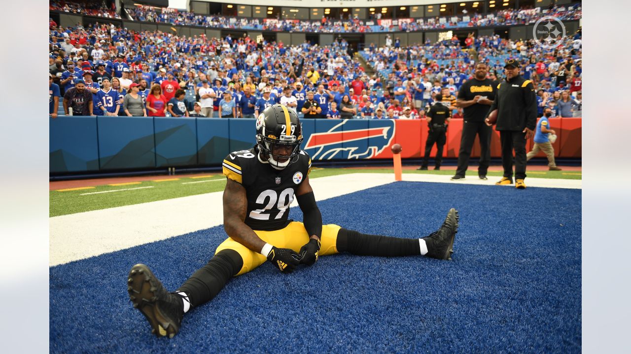 Pittsburgh, PA, USA. 19th Aug, 2023. Aug. 19, 2023: Najee Harris #22 during  the Pittsburgh Steelers vs Buffalo Bills preseason game in Pittsburgh PA at  Acrisure Stadium. Brook Ward/AMG. (Credit Image: ©