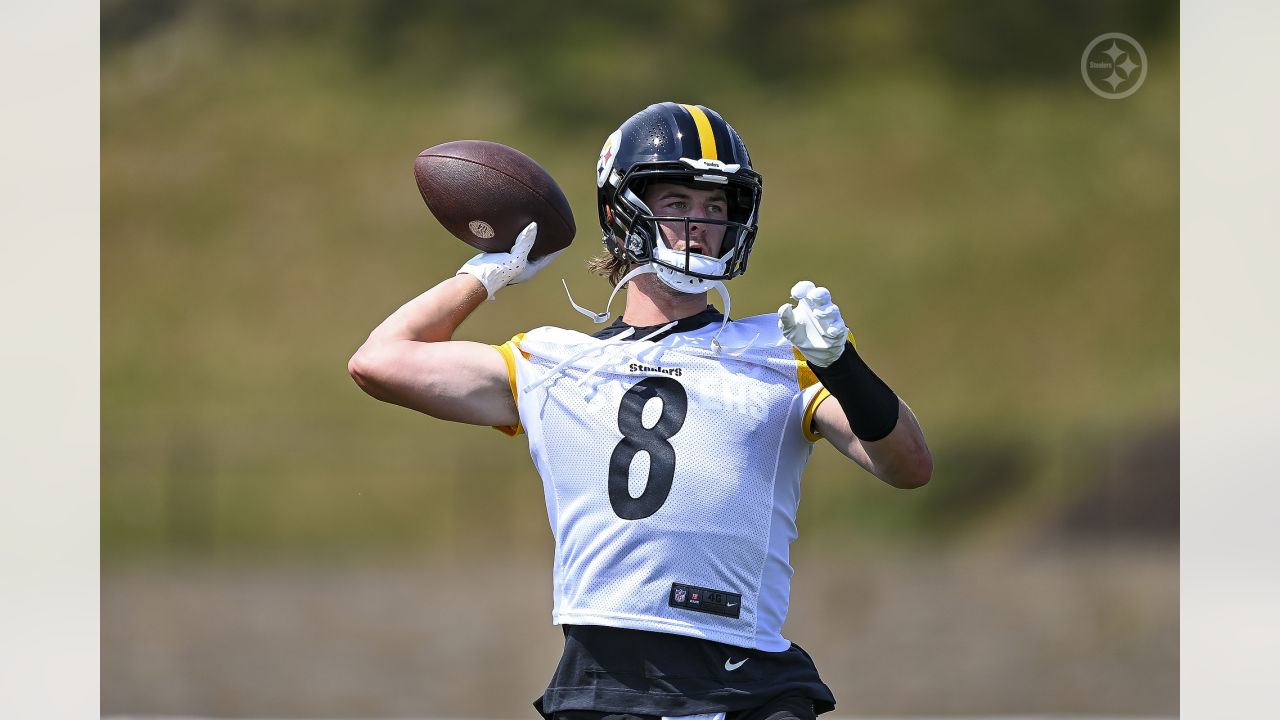 Latrobe, United States. 27th July, 2022. Pittsburgh Steelers quarterback  Mason Rudolph (2) takes the football and runs to the right during the first  day of practice at training camp at Saint Vincent