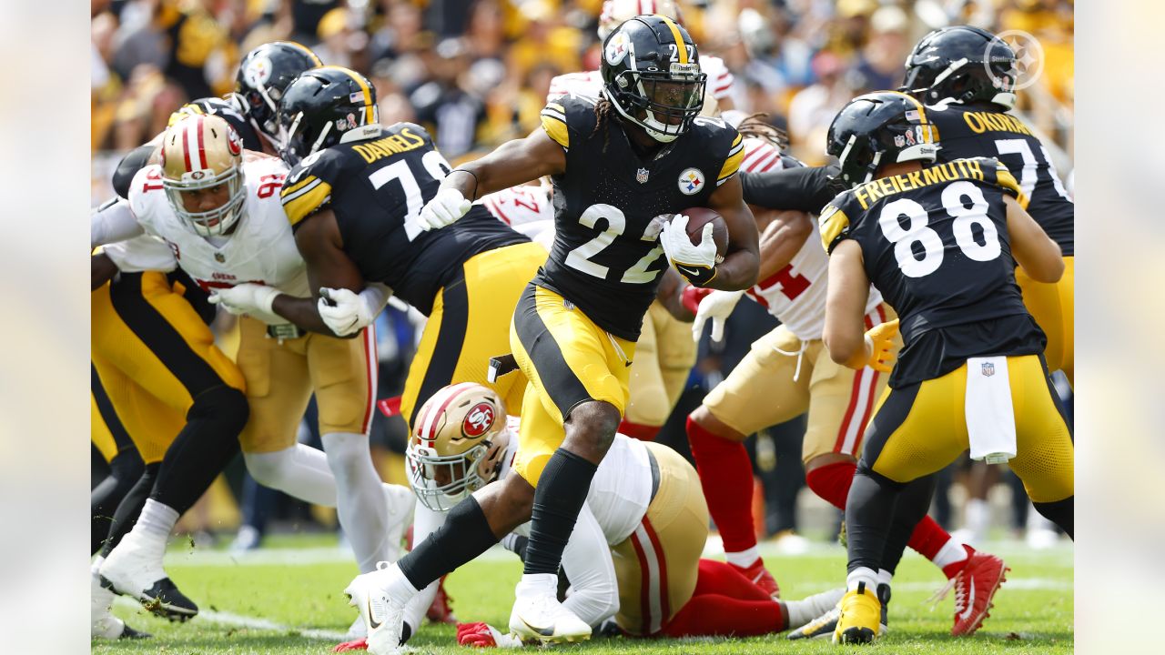 Najee Harris injury: Steelers RB suffers elbow injury on first drive of  Week 18 - DraftKings Network