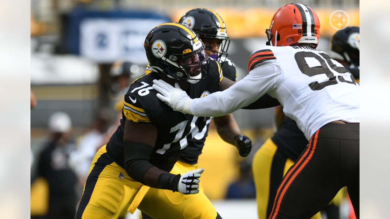 Baker throws two interceptions, Browns fall to Steelers 38-7