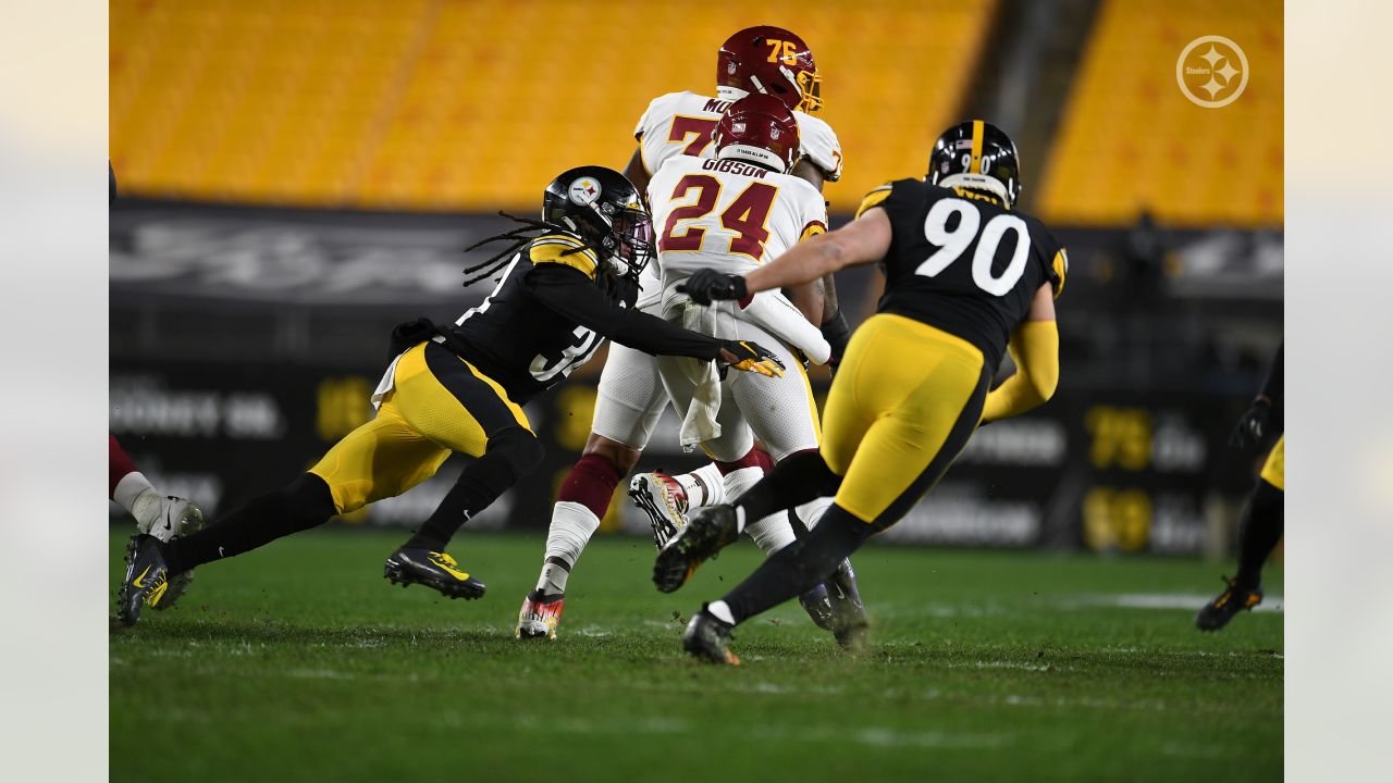 Pittsburgh Steelers linebacker T.J. Watt (90) tries to get around a block  by tackle Alejandro Villanueva (