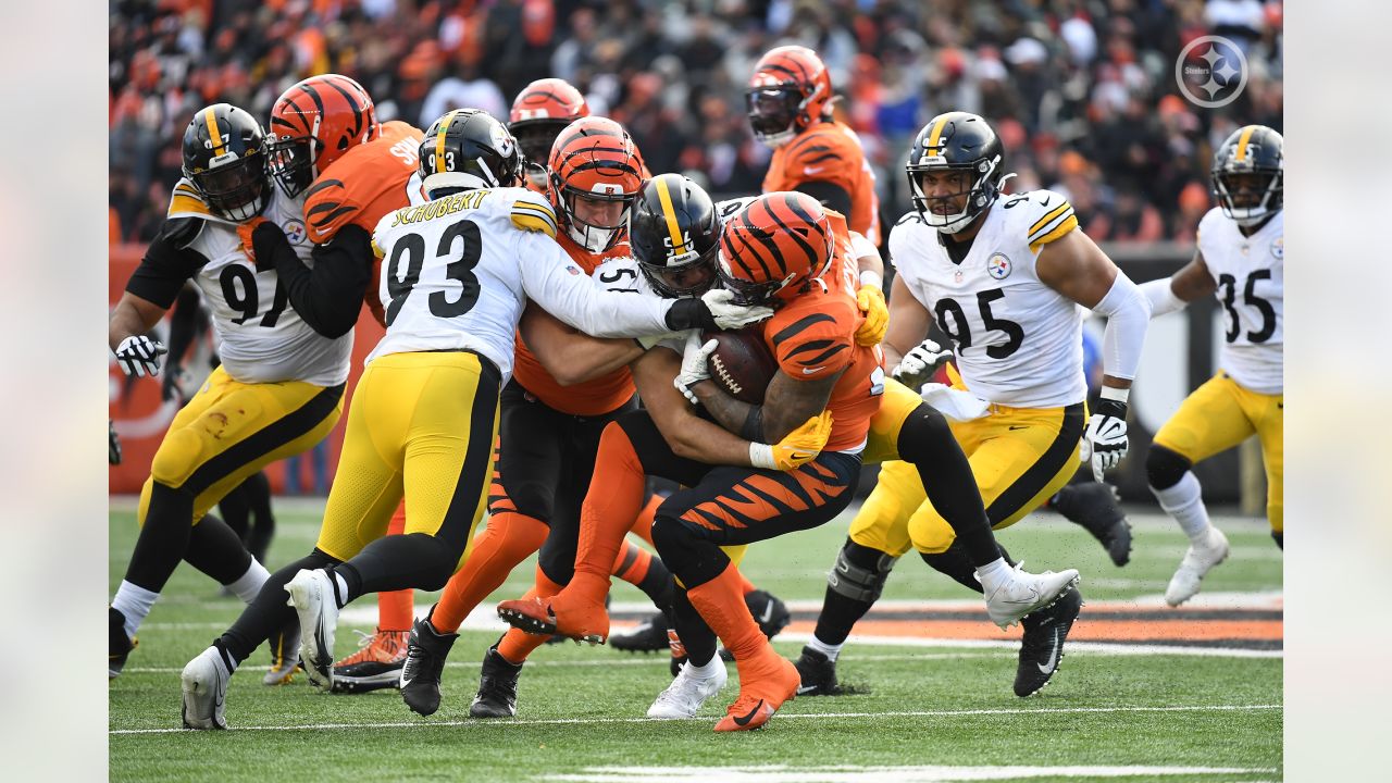 November 28, 2021: Pittsburgh Steelers outside linebacker Alex Highsmith  (56) interception attempt at the NFL football game between the Pittsburgh  Steelers and the Cincinnati Bengals at Paul Brown Stadium in Cincinnati,  Ohio.