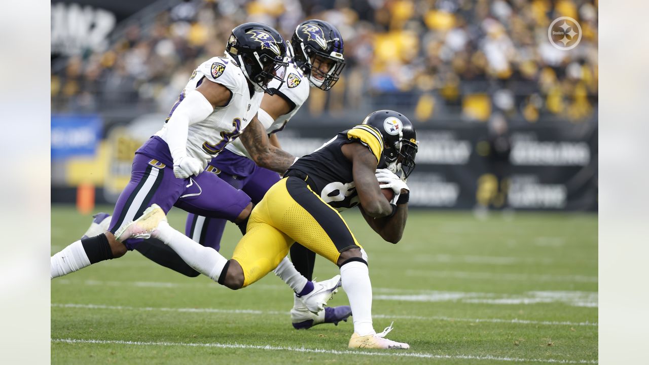 Pittsburgh, Pennsylvania, USA. 11th Dec, 2022. December 11th, 2022  Pittsburgh Steelers linebacker T.J. Watt (90) extends for a tackle on  Baltimore Ravens quarterback Tyler Huntley (2) during Pittsburgh Steelers  vs Baltimore Ravens