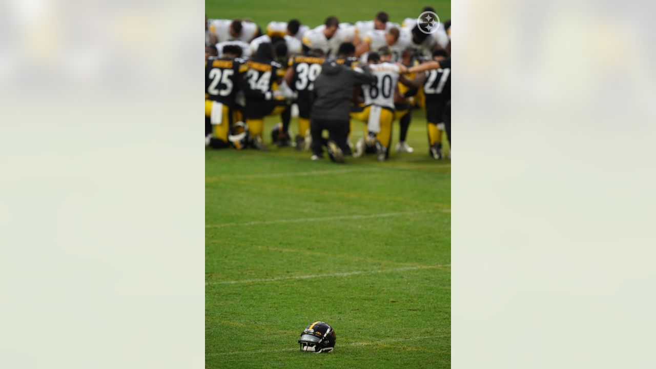 Pittsburgh, PA, USA. 1st Nov, 2015. Players hold hands, and take a knee for  prayer after the Cincinnati Bengals vs Pittsburgh Steelers game at Heinz  Field in Pittsburgh, PA. Jason Pohuski/CSM/Alamy Live