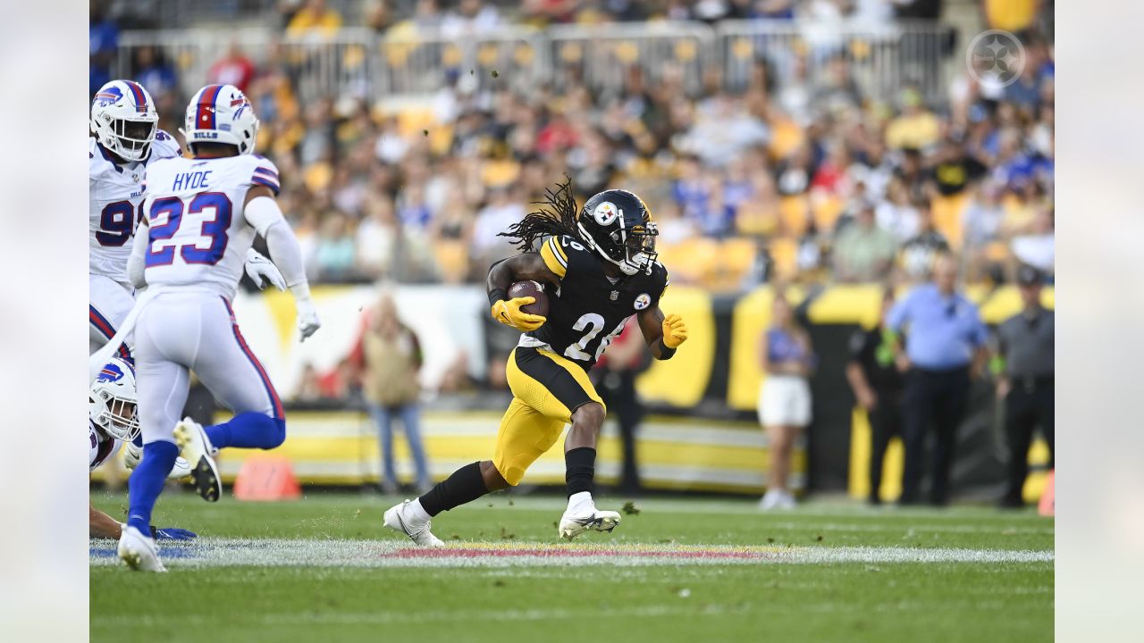 Pittsburgh Steelers quarterback Kenny Pickett, center, sits on the bench  during an NFL preseason football game against the Buffalo Bills in  Pittsburgh, Sunday, Aug. 20, 2023. (AP Photo/Gene J. Puskar Stock Photo 