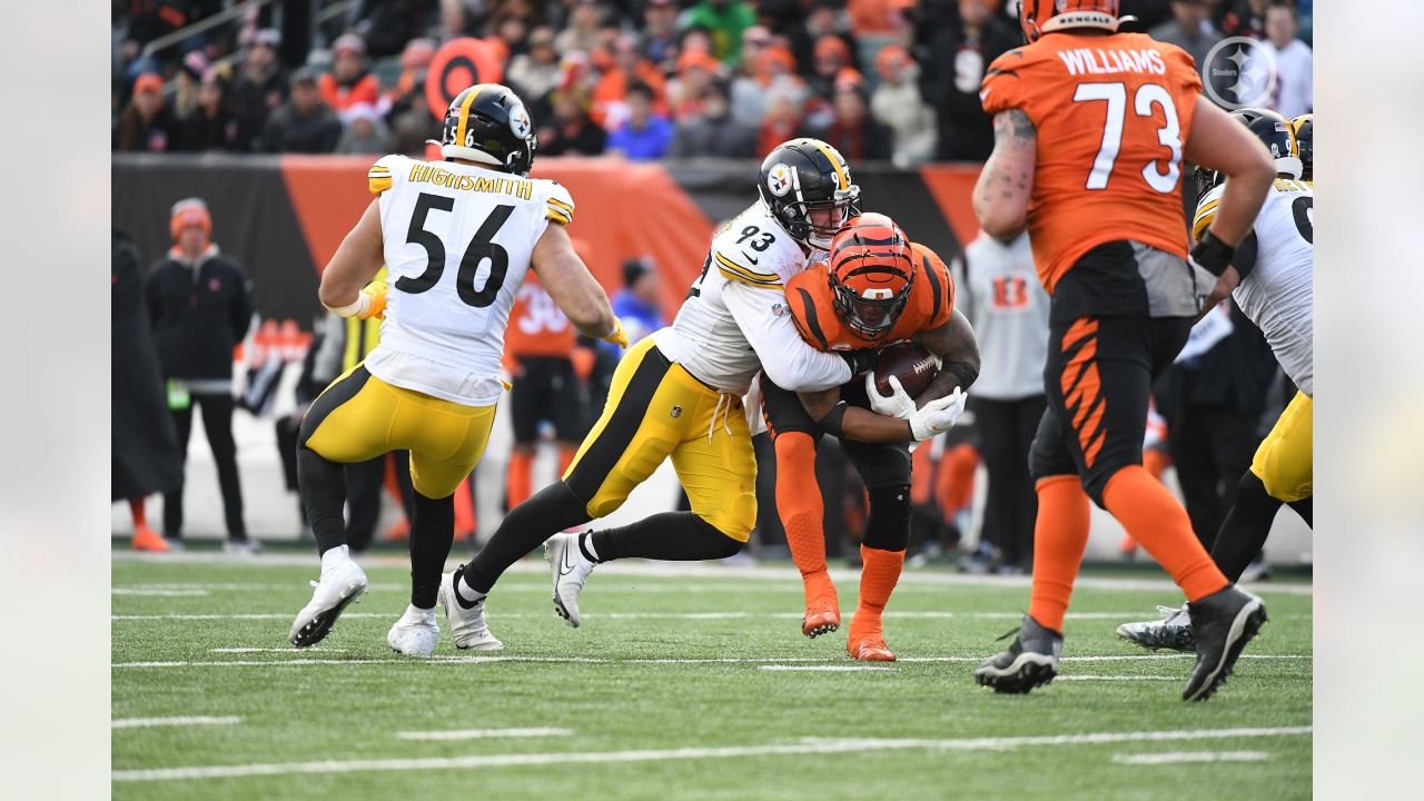 November 28, 2021: Pittsburgh Steelers outside linebacker Alex Highsmith  (56) interception attempt at the NFL football game between the Pittsburgh  Steelers and the Cincinnati Bengals at Paul Brown Stadium in Cincinnati,  Ohio.