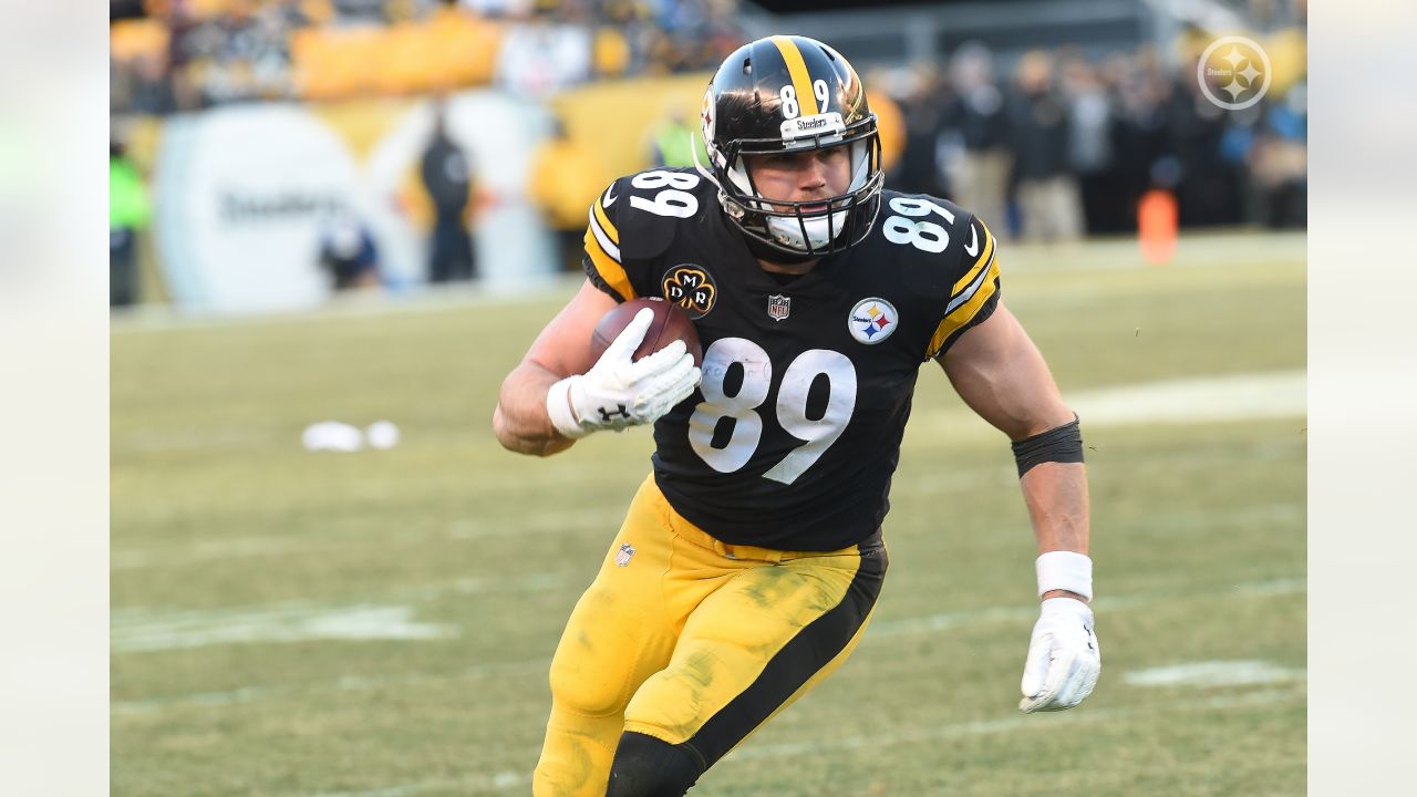 Steelers Tight End Vance McDonald announces his retirement