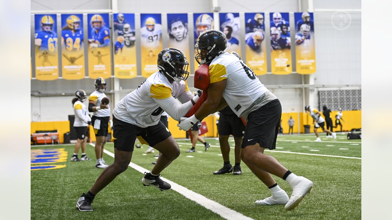 Kenny Pickett, George Pickens, Calvin Austin III wear #Steelers jersey for  first time