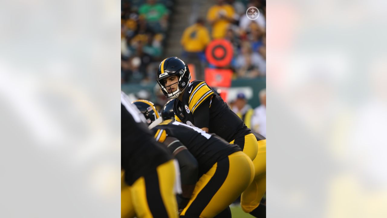 PHILADELPHIA, PA - AUGUST 12: Pittsburgh Steelers offensive guard John  Leglue (77) looks on during the preseason game between the Philadelphia  Eagles and the Pittsburgh Steelers on August 12, 2021 at Lincoln