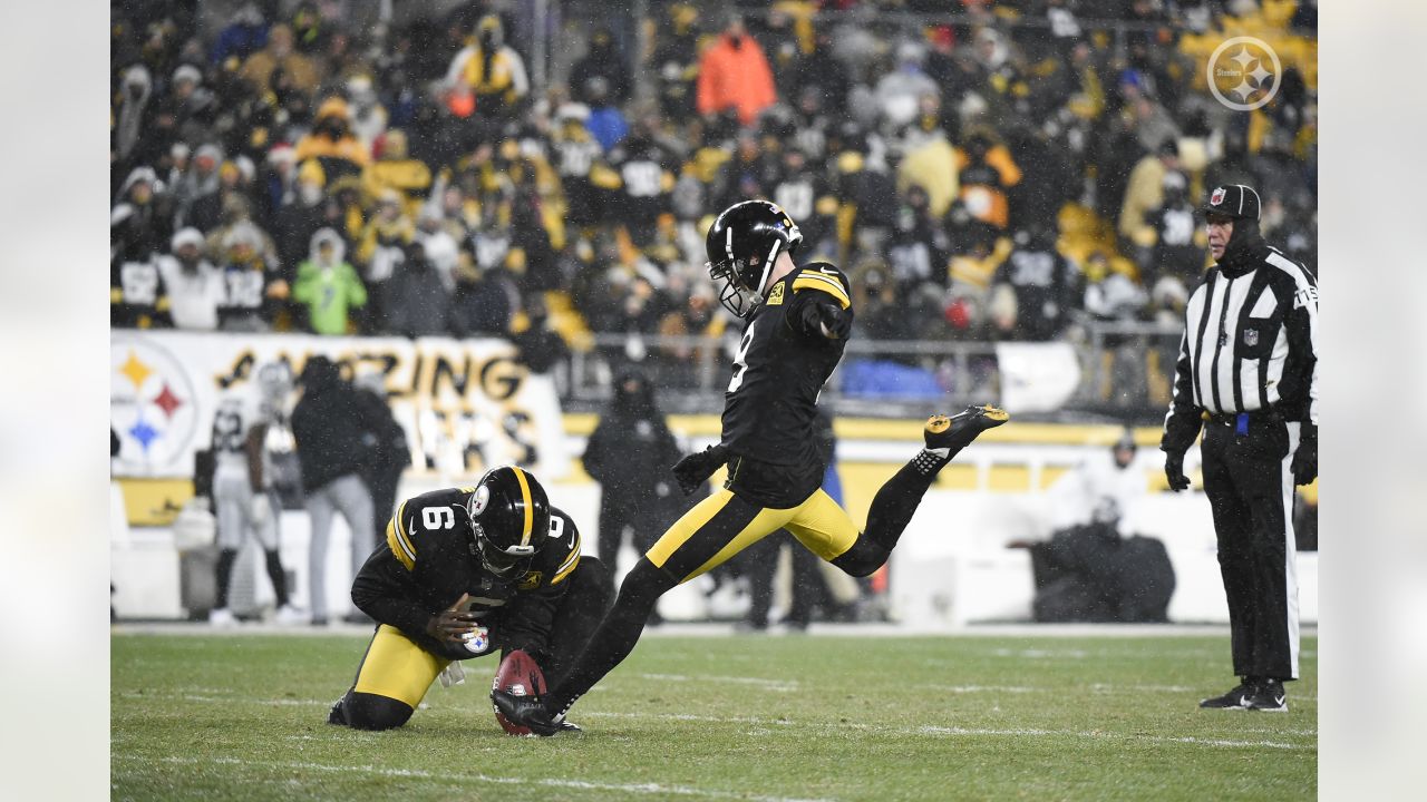 Pittsburgh, United States. 24th Dec, 2022. Pittsburgh Steelers cornerback  Arthur Maulet (35) intercepts a pass meant for Las Vegas Raiders tight end  Foster Moreau (87) in the third quarter of the game