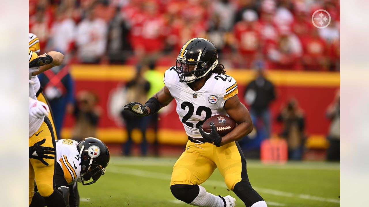 KANSAS CITY, MO - DECEMBER 26: Pittsburgh Steelers tight end Kevin Rader  (87) before an NFL game between the Pittsburgh Steelers and Kansas City  Chiefs on Dec 26, 2021 at GEHA Field