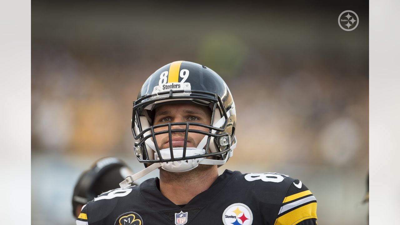 Steelers TE Vance McDonald announces retirement from NFL