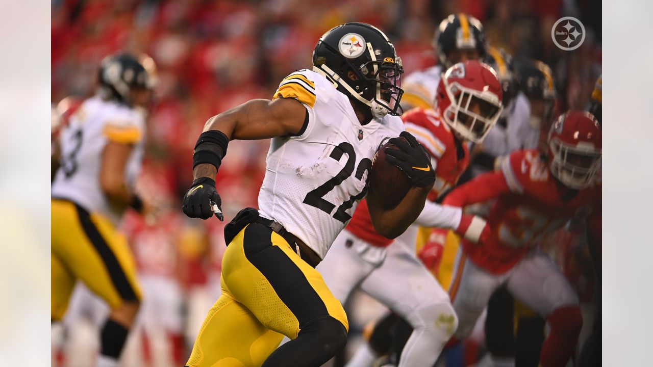 KANSAS CITY, MO - DECEMBER 26: Pittsburgh Steelers punter Corliss Waitman  (10) before an NFL game between the Pittsburgh Steelers and Kansas City  Chiefs on Dec 26, 2021 at GEHA Field at