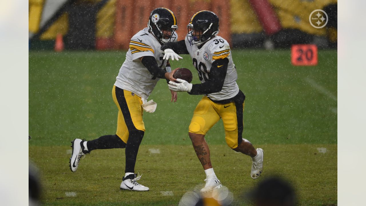 Pittsburgh Steelers RB James Conner is becoming a nervous fumbler