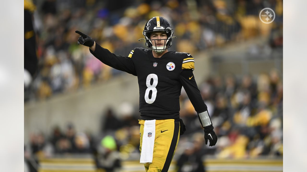 PITTSBURGH, PA - NOVEMBER 13: Pittsburgh Steelers linebacker T.J. Watt (90)  is announced during the national football league game between the New  Orleans Saints and the Pittsburgh Steelers on November 13, 2022