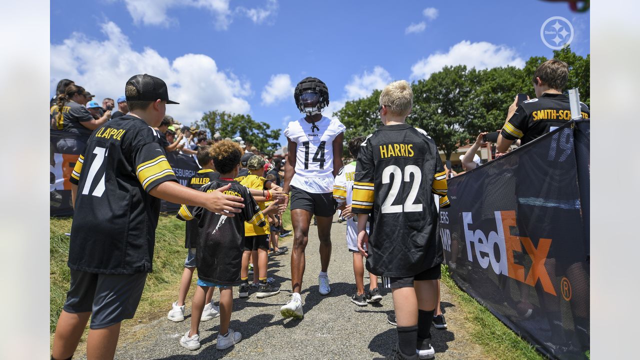 Kenny Pickett, George Pickens, Calvin Austin III wear #Steelers jersey for  first time