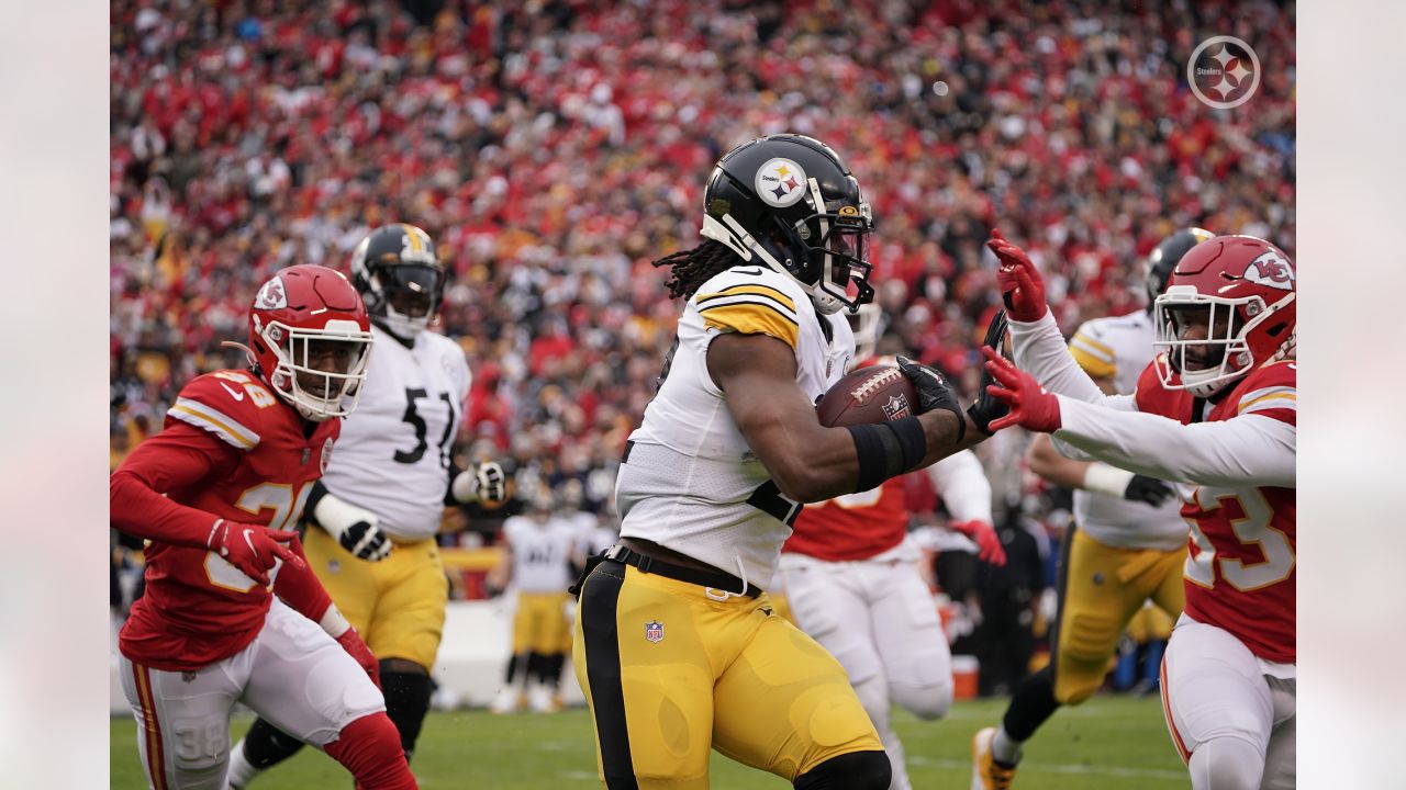 KANSAS CITY, MO - DECEMBER 26: Pittsburgh Steelers punter Corliss Waitman  (10) before an NFL game between the Pittsburgh Steelers and Kansas City  Chiefs on Dec 26, 2021 at GEHA Field at