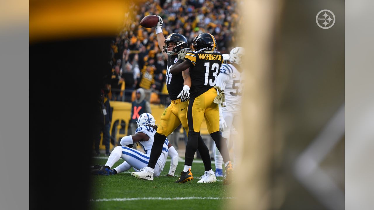 Vinatieri misses late, Steelers edge Colts 26-24