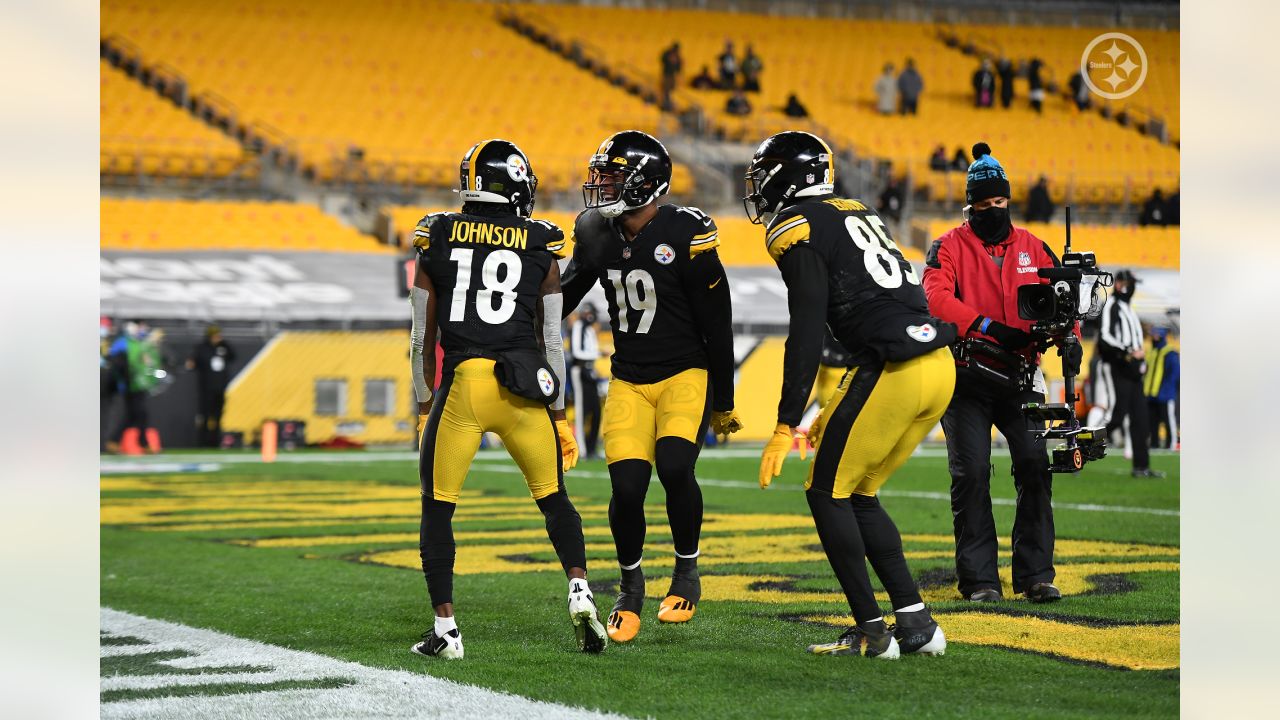 Pittsburgh Steelers quarterback Kenny Pickett slings 32-yard completion on  the run to wide receiver Diontae Johnson for near-TD