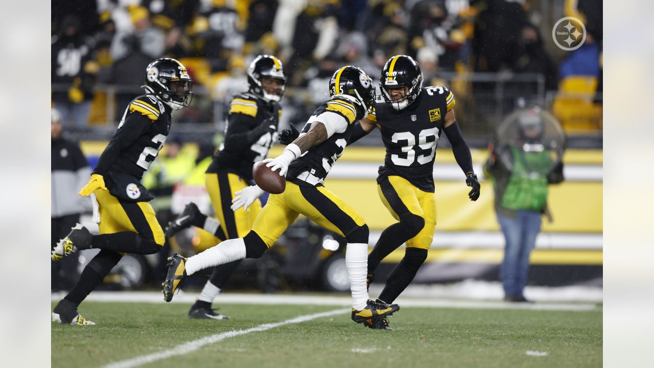 Pittsburgh, United States. 24th Dec, 2022. Pittsburgh Steelers cornerback  Arthur Maulet (35) intercepts a pass meant for Las Vegas Raiders tight end  Foster Moreau (87) in the third quarter of the game