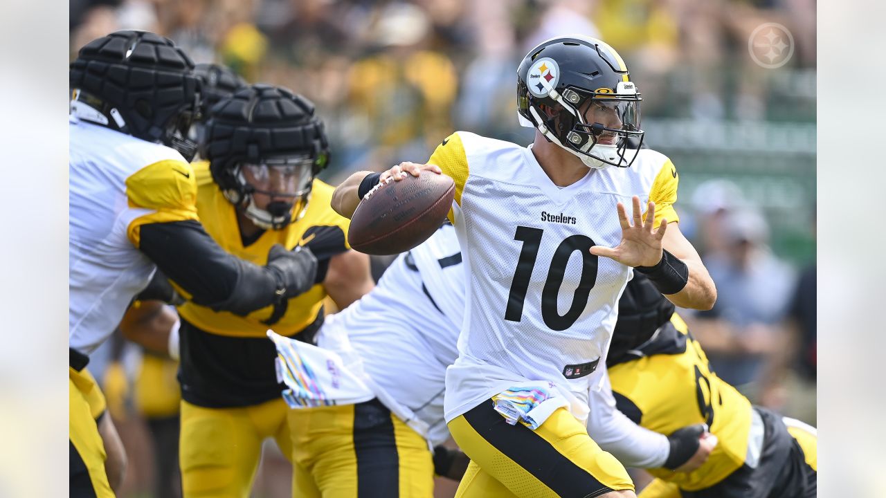 Pittsburgh Steelers quarterback Mason Rudolph (2) participates in the NFL  football team's training camp workout in Latrobe, Pa., Tuesday, Aug. 1,  2023. (AP Photo/Barry Reeger Stock Photo - Alamy