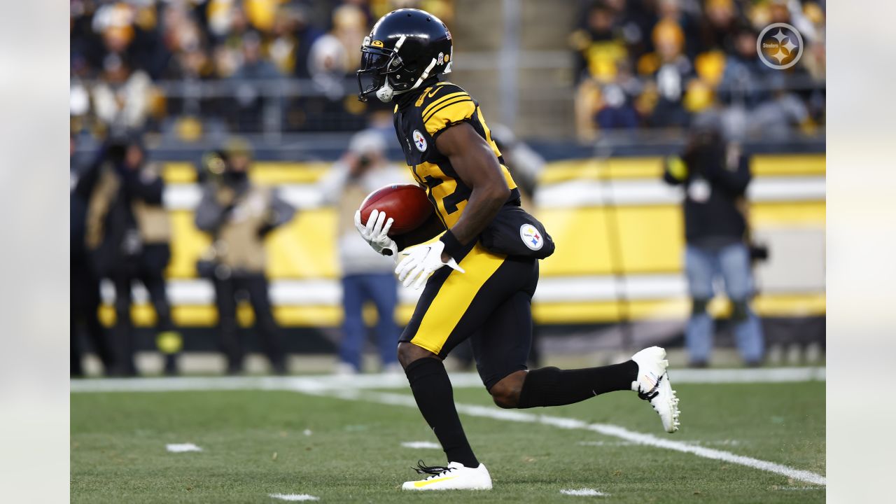 Pittsburgh Steelers wide receiver Steven Sims (82) runs the ball