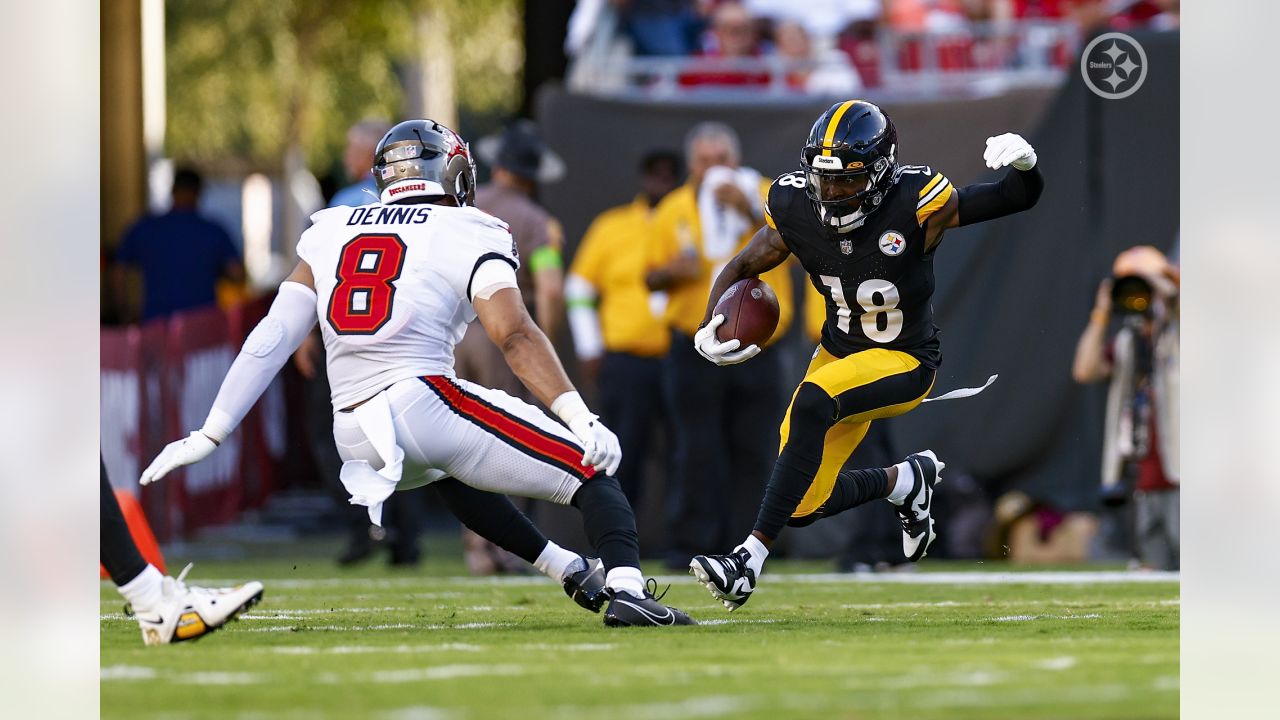 New York Jets linebacker Kwon Alexander (9) tackles Pittsburgh Steelers  wide receiver Diontae Johnson (18) during