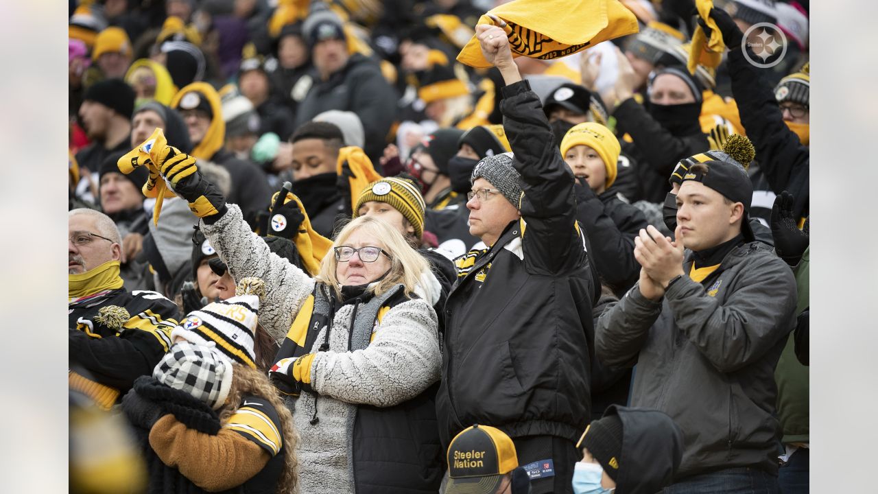 Photo: Pittsburgh Steelers Fans at Steelers Titan Game - PIT2021121907 