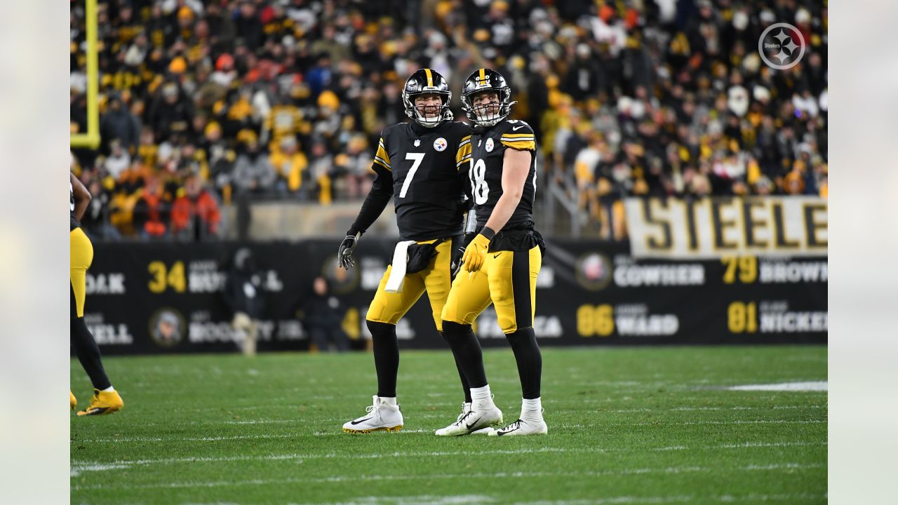 Browns Vs. Steelers: Ben Roethlisberger Grits Out Ankle Injury To Help  Pittsburgh Beat Cleveland, 14-3 - SB Nation Cleveland