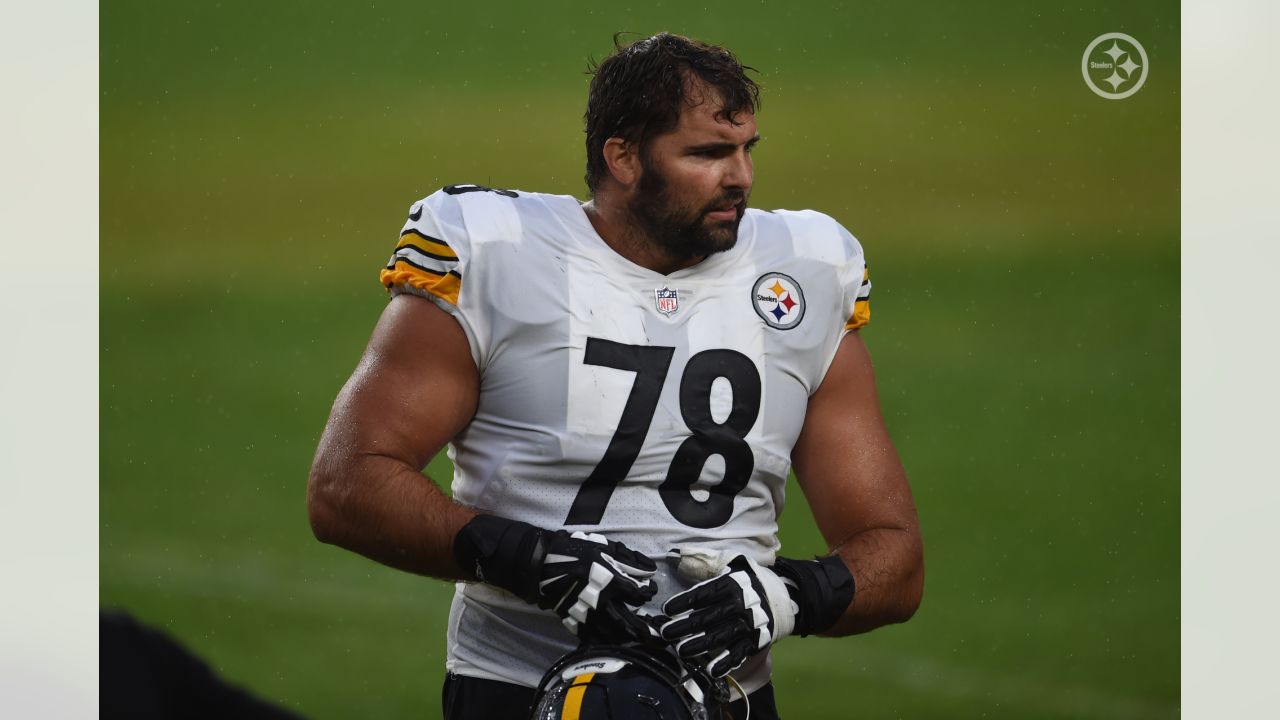 Pittsburgh Steelers linebacker T.J. Watt (90) tries to get around a block  by tackle Alejandro Villanueva (