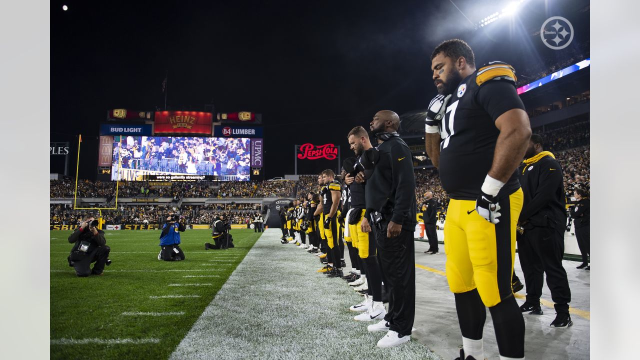 Pittsburgh, PA, USA. 17th Oct, 2021. Cameron Heyward #97 sacks Geno Smith  #7 during the Pittsburgh Steelers vs Seattle Seahawks game at Heinz Field  in Pittsburgh, PA. Jason Pohuski/CSM/Alamy Live News Stock