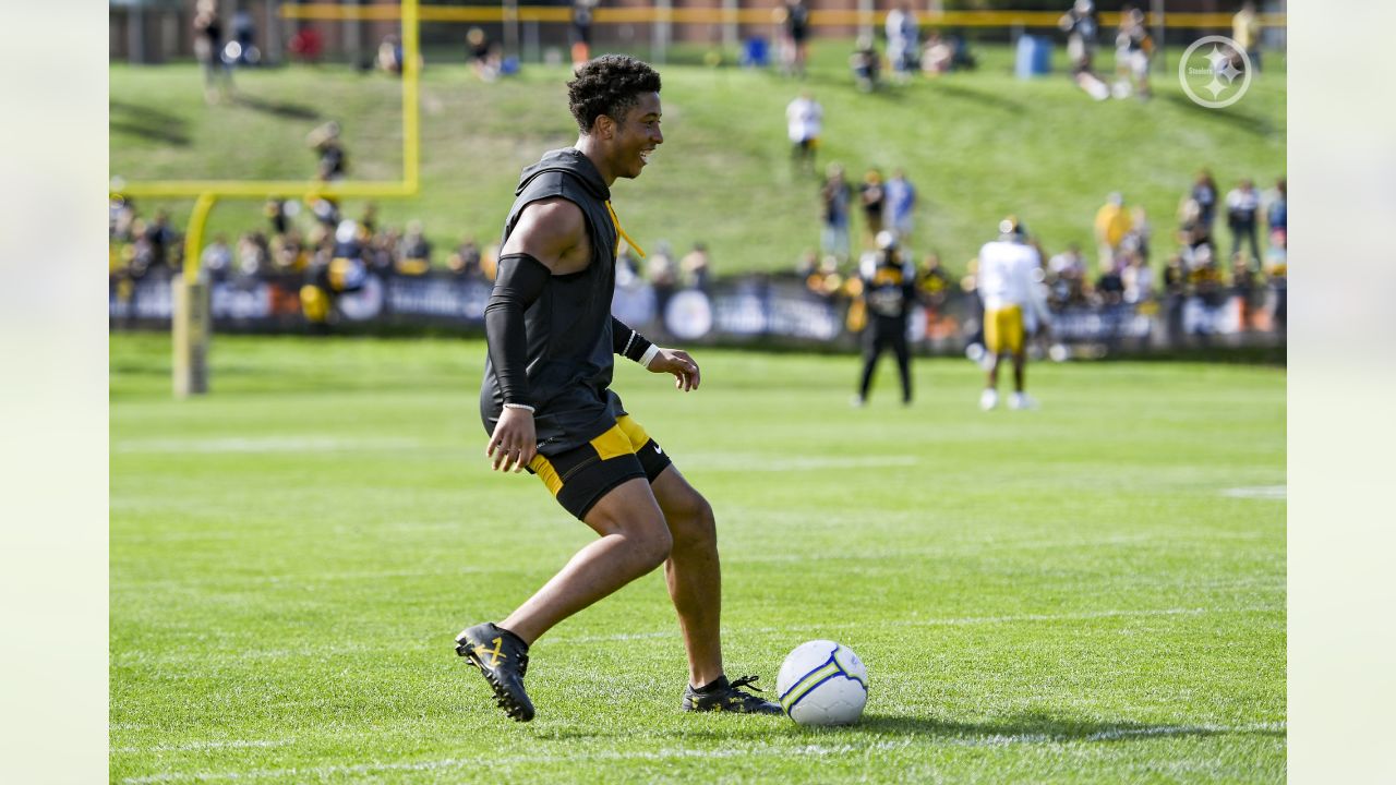 Pittsburgh, Pennsylvania, USA. 15th Aug, 2022. August 15th, 2022 James  Daniels #78 during the Pittsburgh Steelers Training Camp at St. Vincent  College in Latrobe, PA. Jake Mysliwczyk/BMR (Credit Image: © Jake  Mysliwczyk/BMR