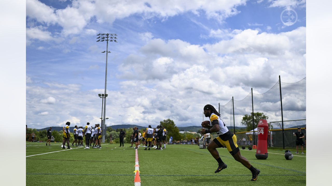 Pittsburgh Steelers center Mason Cole (61) participates in the NFL football  team's training camp workout in Latrobe, Pa., Tuesday, Aug. 1, 2023. (AP  Photo/Barry Reeger Stock Photo - Alamy