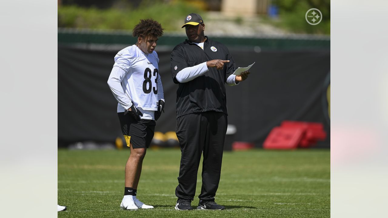 Pittsburgh Steelers tight end Connor Heyward (83) warms up during an NFL  football practice at rookie minicamp, Friday, May 13, 2022, in Pittsburgh.  (AP Photo/Keith Srakocic Stock Photo - Alamy