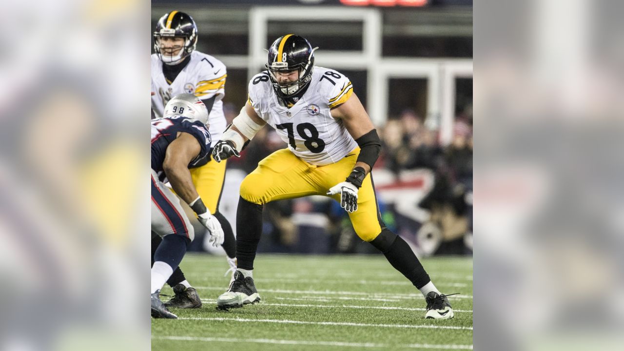 Steelers News: Alejandro Villanueva just wants cameras out of his