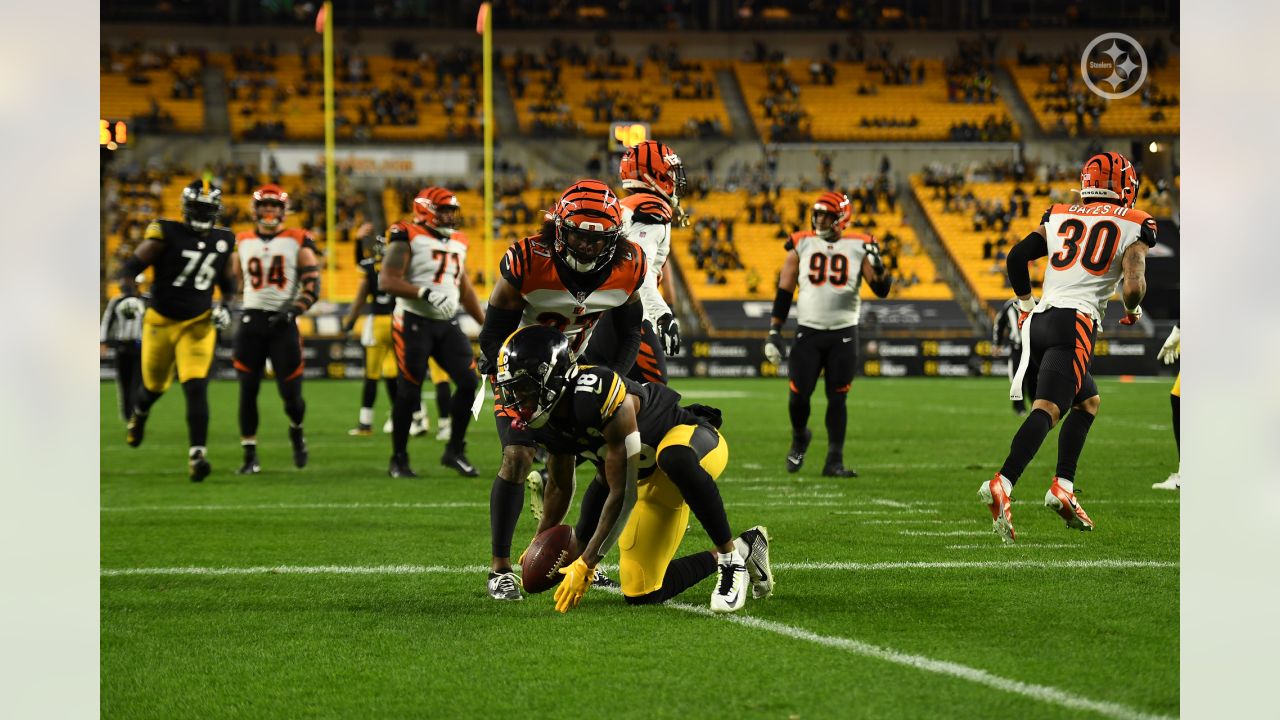 Cincinnati Bengals Michael Johnson holds on the jersey and sacks Pittsburgh  Steelers quarterback Ben Roethlisberger for a lost of eight yards in the  second quarter at Heinz Field in Pittsburgh, Pennsylvania on