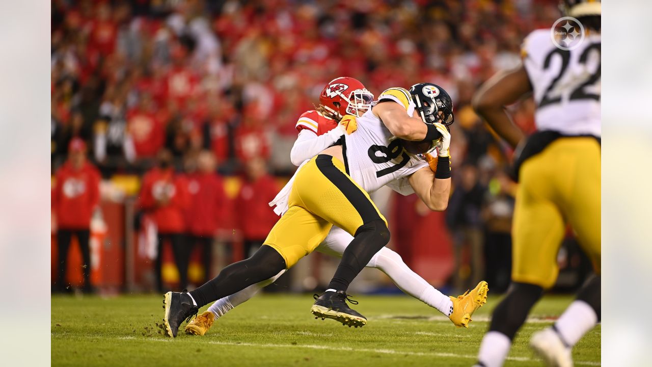 KANSAS CITY, MO - DECEMBER 26: Pittsburgh Steelers tight end Kevin Rader  (87) before an NFL game between the Pittsburgh Steelers and Kansas City  Chiefs on Dec 26, 2021 at GEHA Field