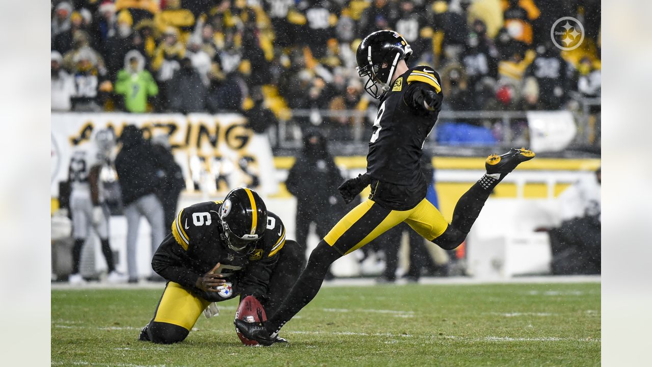 Las Vegas Raiders cornerback Casey Hayward (29) defends against Pittsburgh  Steelers wide receiver Diontae Johnson (18) during an NFL football game,  Sunday, Sept. 19, 2021, in Pittsburgh. (AP Photo/Justin Berl Stock Photo -  Alamy