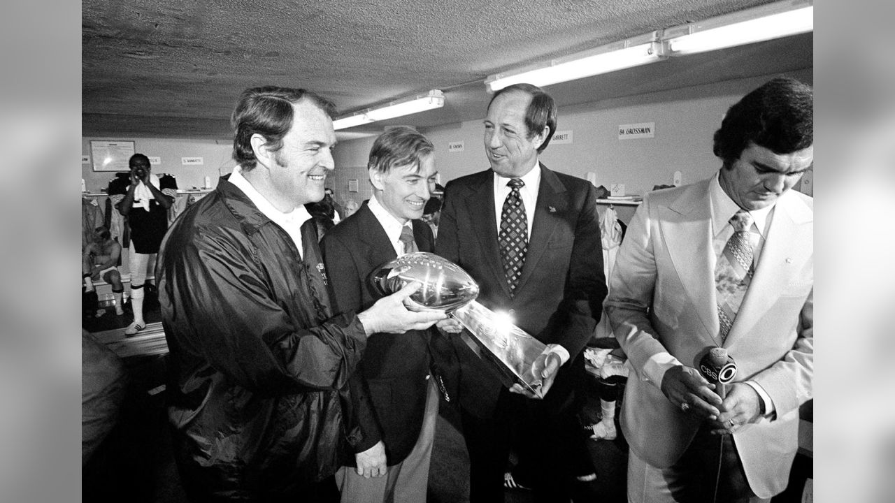 Pittsburgh Steelers owner Dan Rooney, left, jokes with former Pittsburgh  Steelers Hall of Fame quarterback Terry Bradshaw during a halftime welcome  home ceremony for Bradshaw, Monday night Oct. 21, 2002, in Pittsburgh.