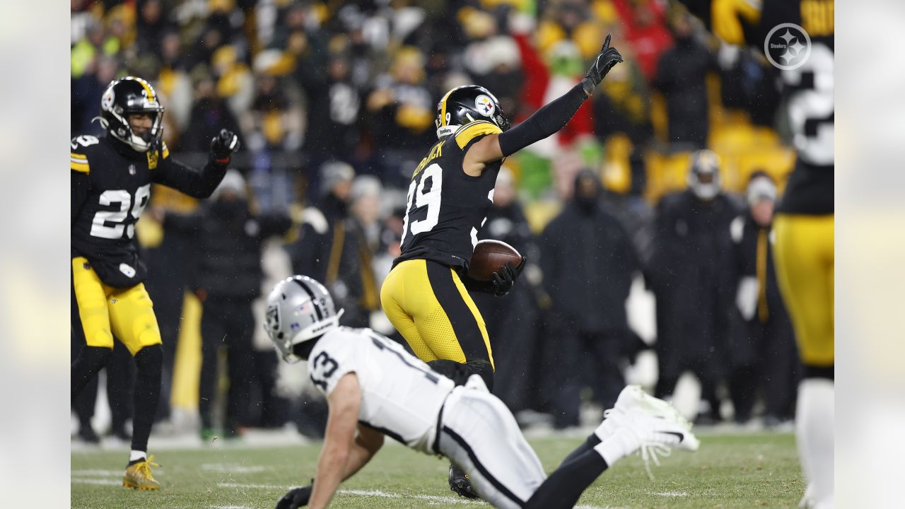 Steelers defense shines, offense finds rhythm to lift Pittsburgh past Las  Vegas Raiders 23-18 - CBS Pittsburgh