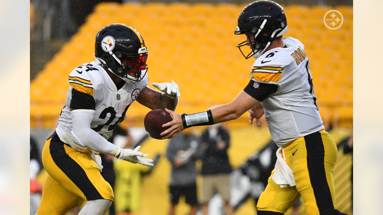 Latrobe, PA, USA. 28th July, 2022. July 28th, 2022: Benny Snell #24 during  the Pittsburgh Steelers Training Camp in Latrobe, PA. Mike J. Allen/BMR  (Credit Image: © Mike J. Allen/BMR via ZUMA