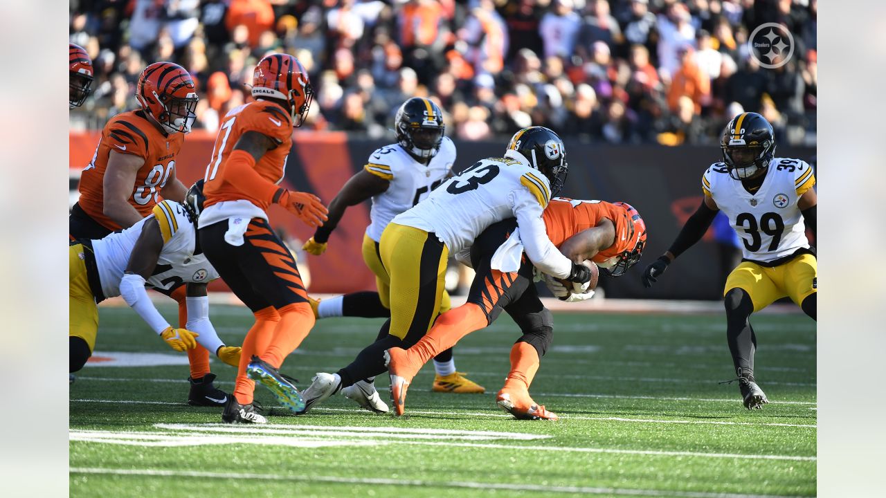 Cincinnati, OH, USA. 24th Nov, 2019. Benny Snell (24) of the Pittsburgh  Steelers reacts to fans during NFL football game action between the Pittsburgh  Steelers and the Cincinnati Bengals at Paul Brown