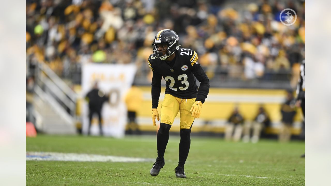 PITTSBURGH, PA - NOVEMBER 13: The Pittsburgh Steelers take the field during  the national football league game between the New Orleans Saints and the  Pittsburgh Steelers on November 13, 2022 at Acrisure