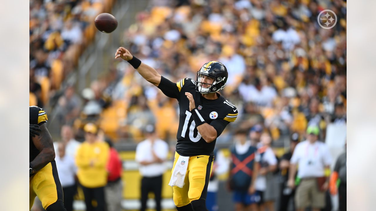 Pittsburgh, Pennsylvania, USA. 18th Sep, 2022. September 18th, 2022  Pittsburgh Steelers quarterback Mitch Trubisky (10) and Pittsburgh Steelers  running back Najee Harris (22) during Pittsburgh Steelers vs New England  Patriots in Pittsburgh