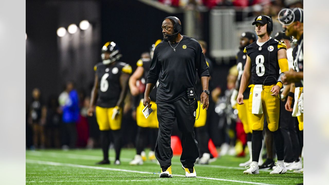 Photo: Steelers Kenny Pickett, Dan Moore,and Najee Harris Celebrates TD -  PIT2022101606 