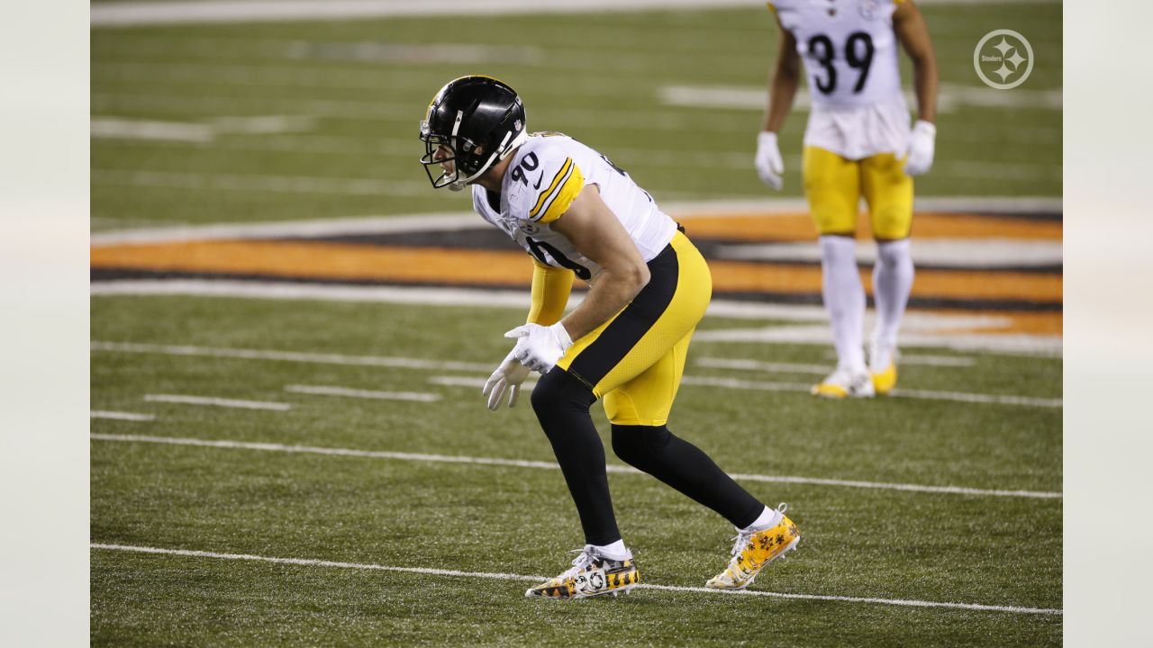 Pittsburgh Steelers linebacker T.J. Watt (90) tries to get around a block  by tackle Alejandro Villanueva (