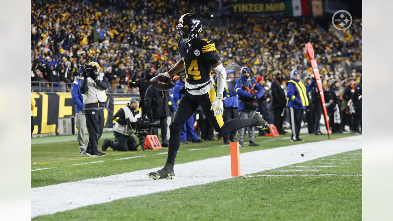 Pittsburgh Steelers wide receiver George Pickens (14) catches a pass in  front of Cincinnati Bengals cornerback