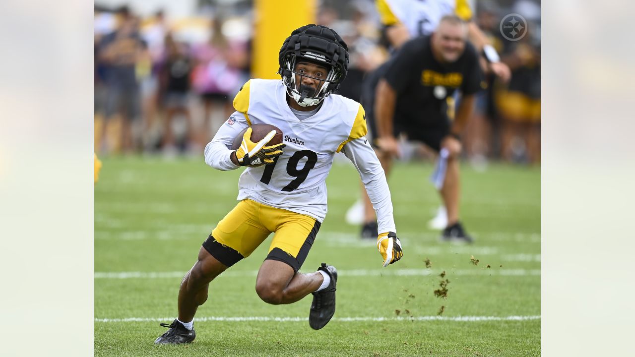 Kenny Pickett, George Pickens, Calvin Austin III wear #Steelers jersey for  first time