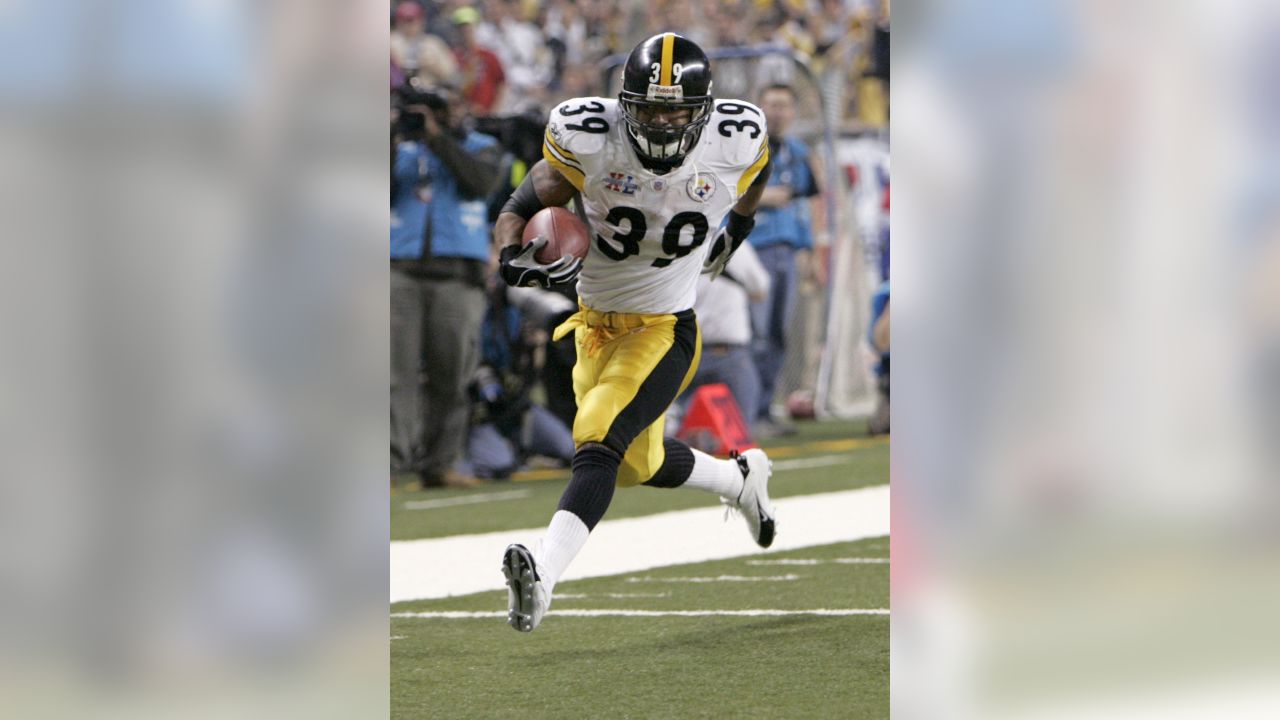 Jerome Bettis, Pittsburgh Steelers runningback warms up at Super Bowl XL  featuring the Seattle Seahawks and the Pittsburgh Steelers at Ford Field in  Detroit, Mi., on February 5, 2006. (UPI Photo/John Angelillo